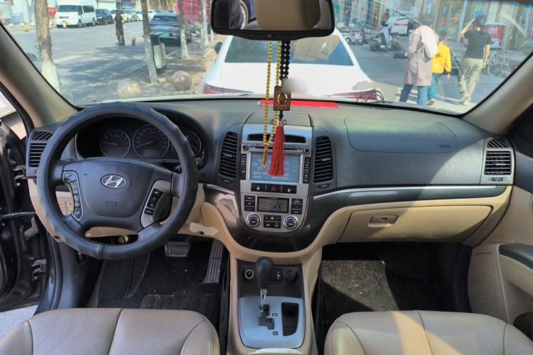 Used Hyundai Santa Fe Classic 2011 2.4 Ultimate Edition 7-Seater Two-Wheel Drive Center Console