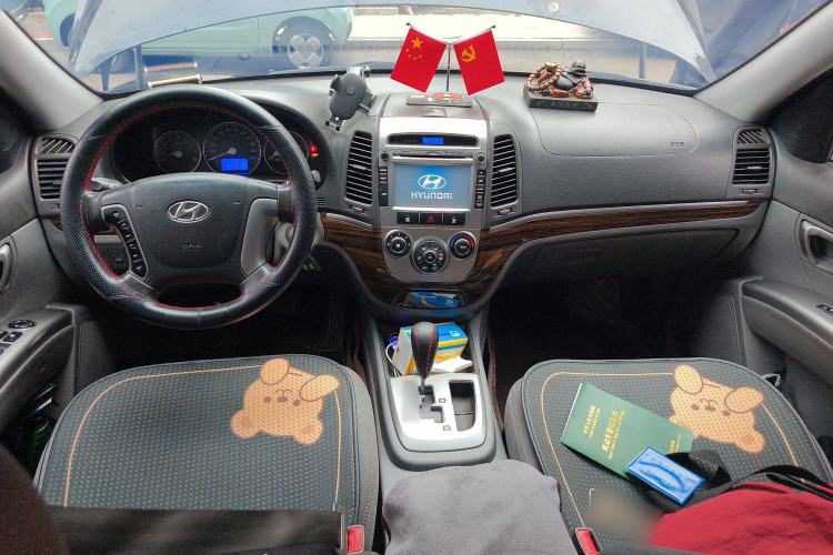 Used Hyundai Santa Fe Classic 2011 2.4 Comfort Edition 7-Seater Two-Wheel Drive Center Console