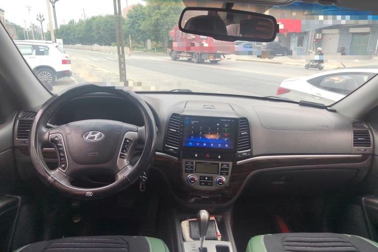 Used Hyundai Santa Fe Classic 2011 2.4 Comfort Edition 7-Seater Two-Wheel Drive Center Console