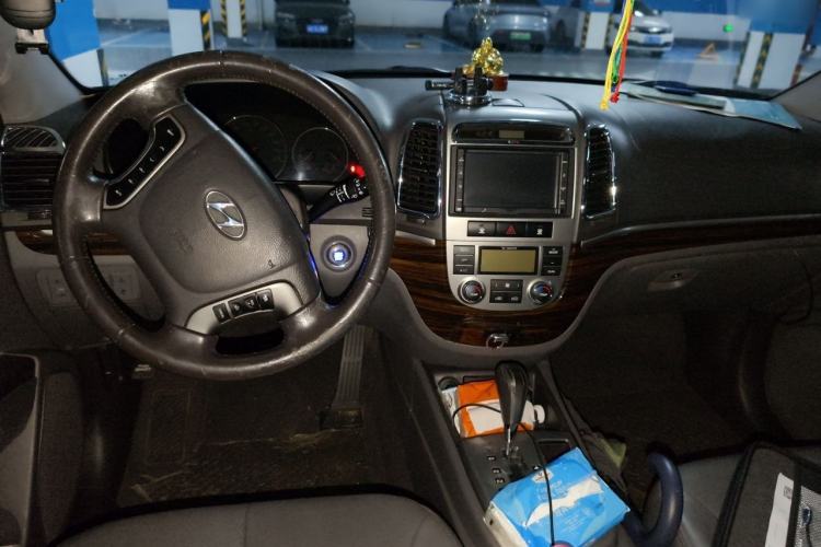 Used Hyundai Santa Fe Classic 2011 2.4 Ultimate Edition 7-Seater Two-Wheel Drive Center Console