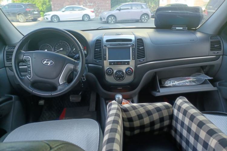 Used Hyundai Santa Fe Classic 2011 2.4 Comfort Edition 7-Seater Two-Wheel Drive Center Console