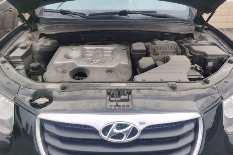 Used Hyundai Santa Fe Classic 2011 2.4 Comfort Edition 5-Seater Two-Wheel Drive Engine Bay