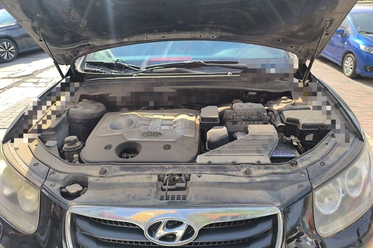 Used Hyundai Santa Fe Classic 2011 2.4 Ultimate Edition 7-Seater Two-Wheel Drive Engine Bay