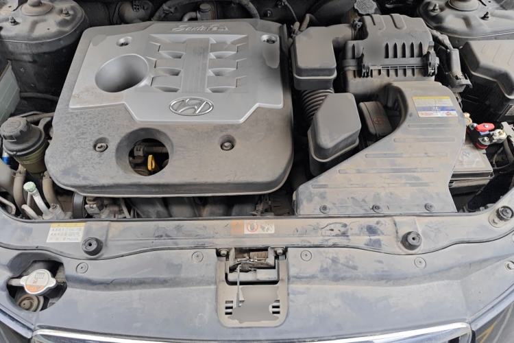 Used Hyundai Santa Fe Classic 2011 2.4 Comfort Edition 5-Seater Two-Wheel Drive Engine Bay