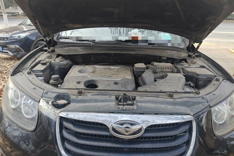Used Hyundai Santa Fe Classic 2011 2.4 Comfort Edition 7-Seater Two-Wheel Drive Engine Bay