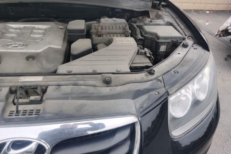 Used Hyundai Santa Fe Classic 2011 2.4 Comfort Edition 5-Seater Two-Wheel Drive Engine Bay Left