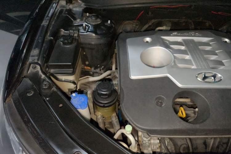 Used Hyundai Santa Fe Classic 2011 2.4 Ultimate Edition 7-Seater Two-Wheel Drive Engine Bay Right