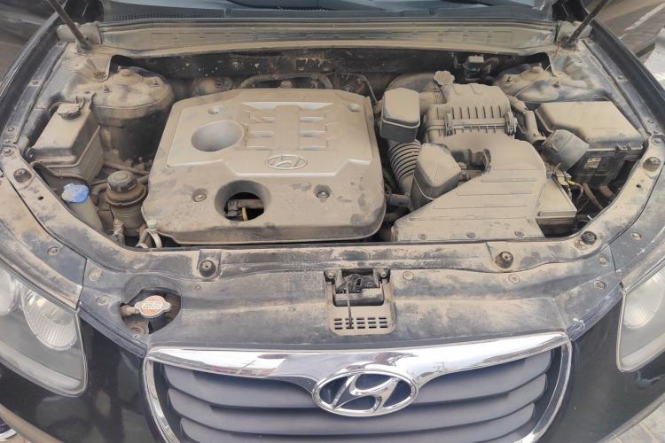 Used Hyundai Santa Fe Classic 2011 2.4 Comfort Edition 7-Seater Two-Wheel Drive Engine Bay