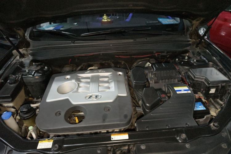 Used Hyundai Santa Fe Classic 2011 2.4 Ultimate Edition 7-Seater Two-Wheel Drive Engine Bay
