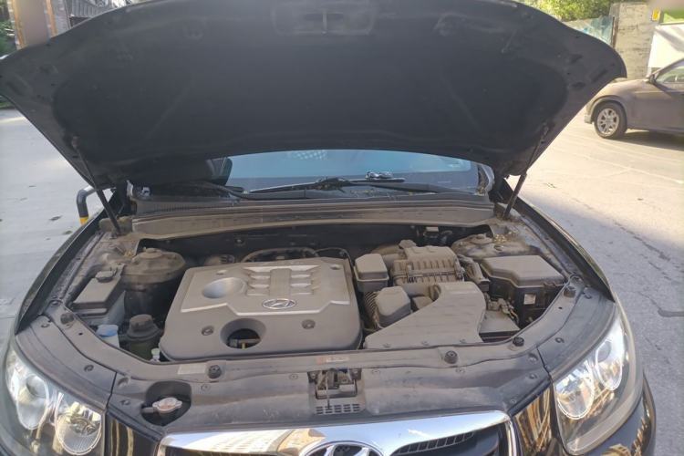 Used Hyundai Santa Fe Classic 2011 2.4 Comfort Edition 7-Seater Two-Wheel Drive Engine Bay