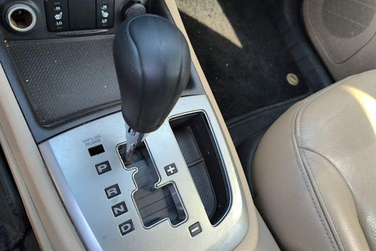 Used Hyundai Santa Fe Classic 2011 2.4 Ultimate Edition 7-Seater Two-Wheel Drive Gear Lever