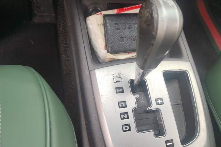 Used Hyundai Santa Fe Classic 2011 2.4 Comfort Edition 7-Seater Two-Wheel Drive Gear Lever