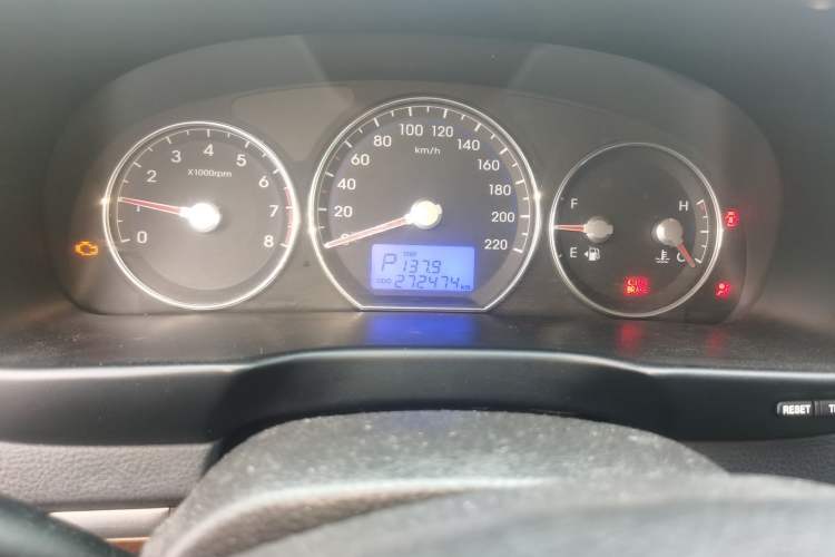 Used Hyundai Santa Fe Classic 2011 2.4 Comfort Edition 5-Seater Two-Wheel Drive Odometer Close Up