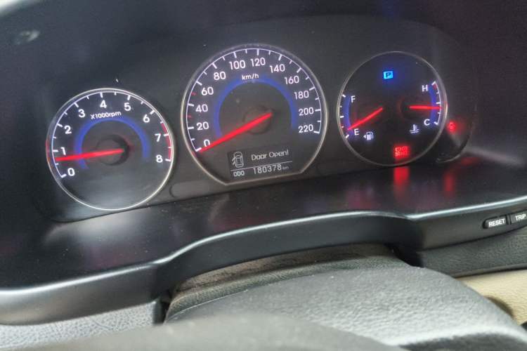 Used Hyundai Santa Fe Classic 2011 2.4 Ultimate Edition 7-Seater Two-Wheel Drive Odometer Close Up