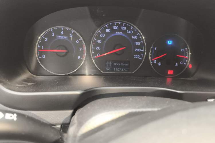 Used Hyundai Santa Fe Classic 2011 2.4 Ultimate Edition Five-Seater Two-Wheel Drive Odometer Close Up