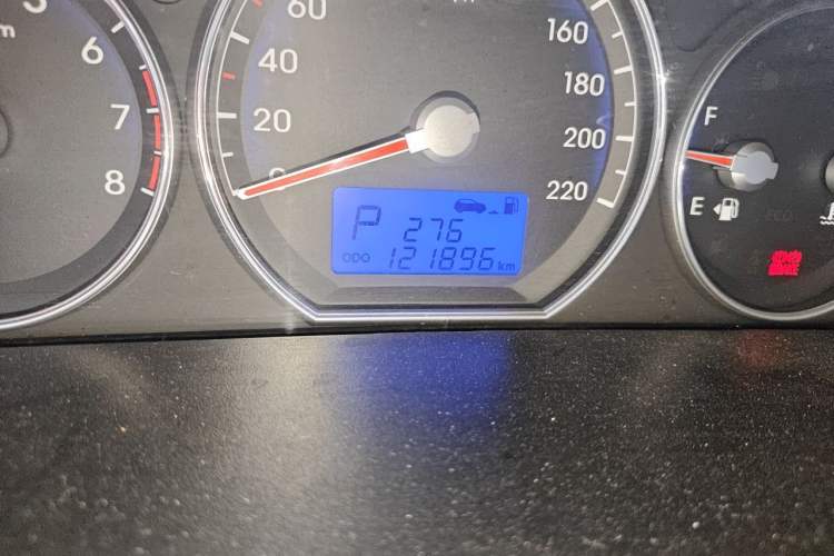 Used Hyundai Santa Fe Classic 2011 2.4 Comfort Edition 5-Seater Two-Wheel Drive Odometer Close Up