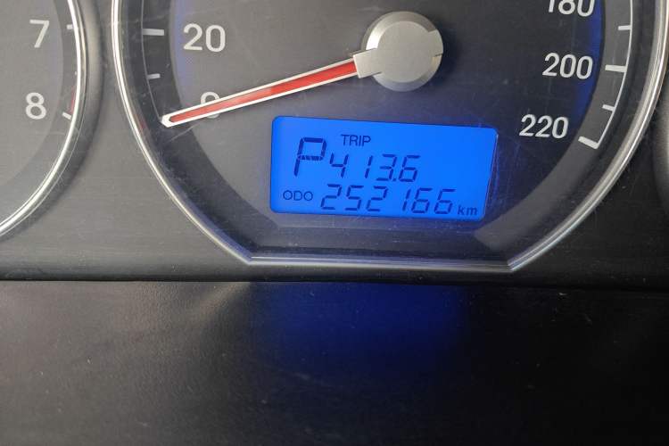 Used Hyundai Santa Fe Classic 2011 2.4 Comfort Edition 7-Seater Two-Wheel Drive Odometer Close Up