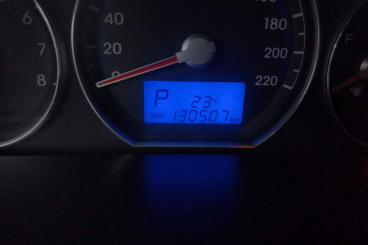 Used Hyundai Santa Fe Classic 2011 2.4 Comfort Edition 7-Seater Two-Wheel Drive Odometer Close Up