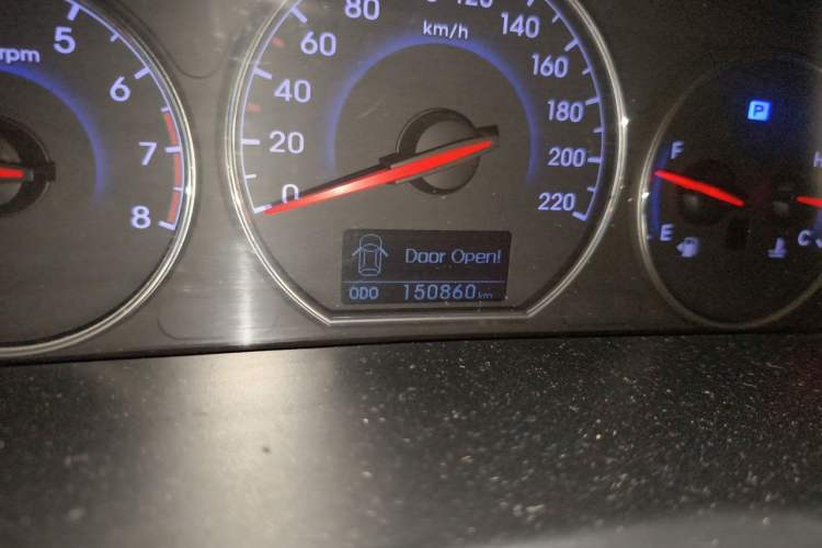 Used Hyundai Santa Fe Classic 2011 2.4 Ultimate Edition 7-Seater Two-Wheel Drive Odometer Close Up