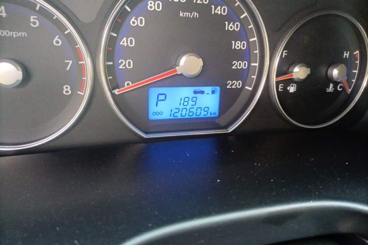 Used Hyundai Santa Fe Classic 2011 2.4 Comfort Edition 7-Seater Two-Wheel Drive Odometer Close Up
