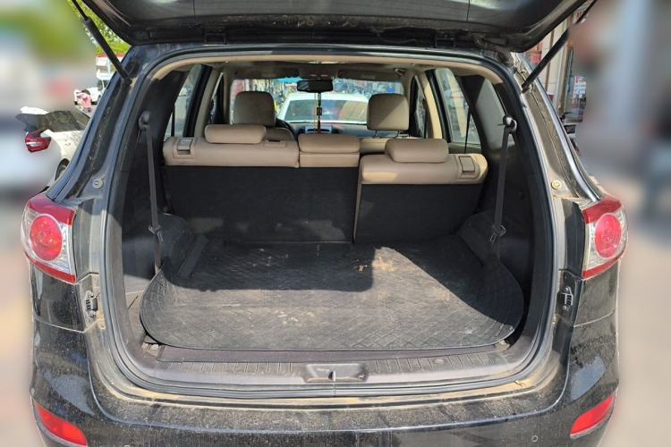Used Hyundai Santa Fe Classic 2011 2.4 Ultimate Edition 7-Seater Two-Wheel Drive Trunk