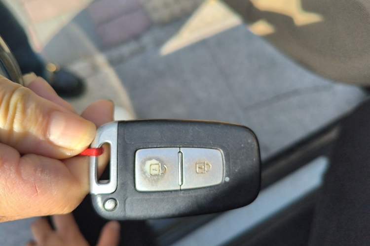 Used Hyundai Santa Fe Classic 2011 2.4 Ultimate Edition 7-Seater Two-Wheel Drive Vehicle Key