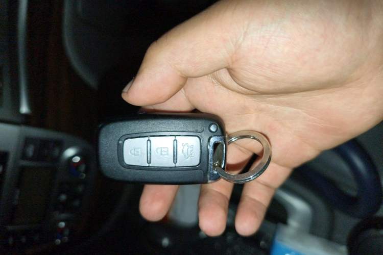Used Hyundai Santa Fe Classic 2011 2.4 Ultimate Edition 7-Seater Two-Wheel Drive Vehicle Key