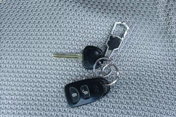Used Hyundai Santa Fe Classic 2011 2.4 Comfort Edition 7-Seater Two-Wheel Drive Vehicle Key