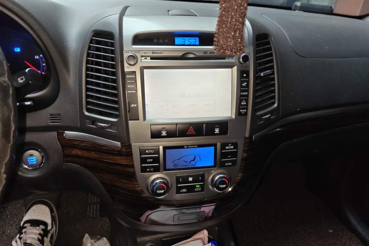 Used Hyundai Santa Fe Classic 2011 2.4 Comfort Edition 7-Seater Two-Wheel Drive Audio And AC Panel