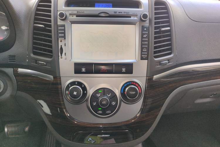 Used Hyundai Santa Fe Classic 2011 2.4 Comfort Edition 7-Seater Two-Wheel Drive Audio And AC Panel