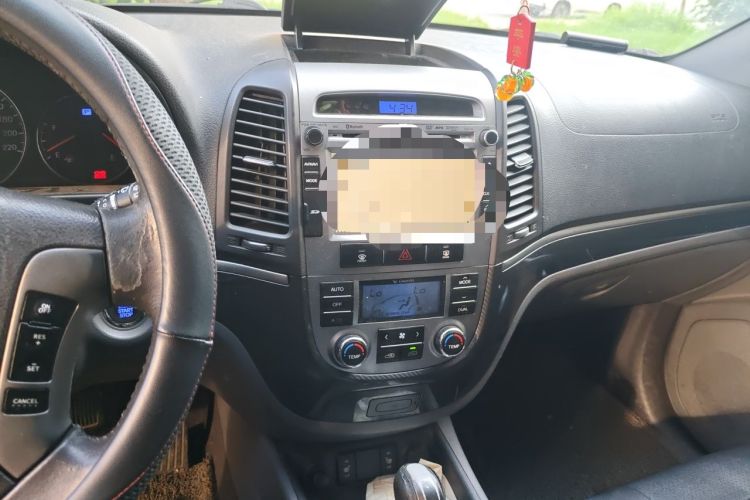 Used Hyundai Santa Fe Classic 2011 2.4 Ultimate Edition 7-Seater Two-Wheel Drive Audio And AC Panel