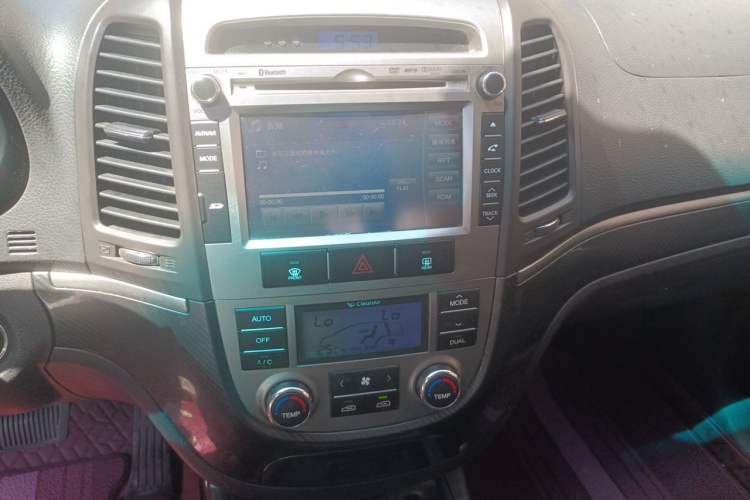 Used Hyundai Santa Fe Classic 2011 2.4 Ultimate Edition 7-Seater Two-Wheel Drive Audio And AC Panel