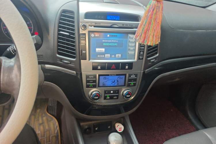Used Hyundai Santa Fe Classic 2011 2.4 Ultimate Edition 7-Seater Two-Wheel Drive Audio And AC Panel