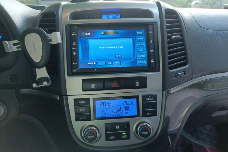 Used Hyundai Santa Fe Classic 2011 2.4 Ultimate Edition 7-Seater Two-Wheel Drive Audio And AC Panel