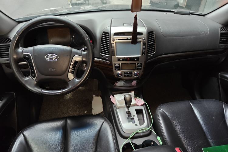 Used Hyundai Santa Fe Classic 2011 2.4 Comfort Edition 7-Seater Two-Wheel Drive Center Console
