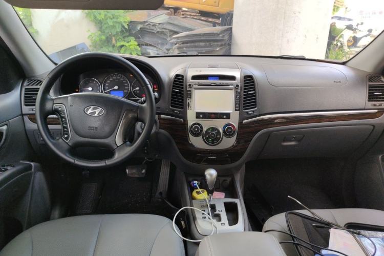 Used Hyundai Santa Fe Classic 2011 2.4 Comfort Edition 7-Seater Two-Wheel Drive Center Console
