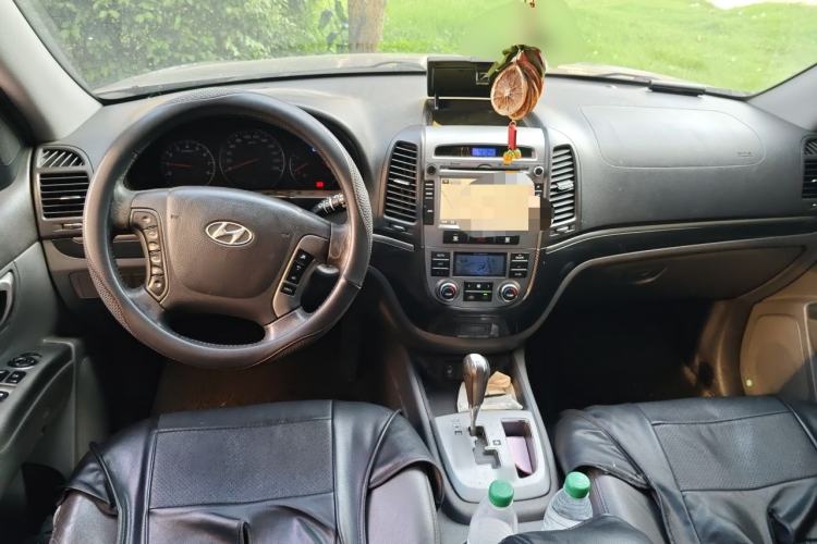 Used Hyundai Santa Fe Classic 2011 2.4 Ultimate Edition 7-Seater Two-Wheel Drive Center Console