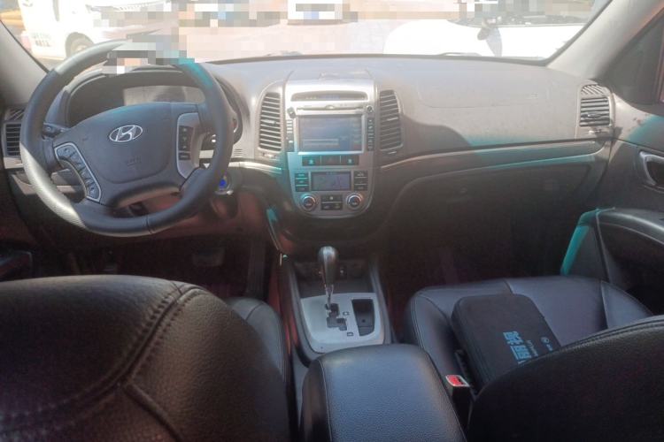 Used Hyundai Santa Fe Classic 2011 2.4 Ultimate Edition 7-Seater Two-Wheel Drive Center Console