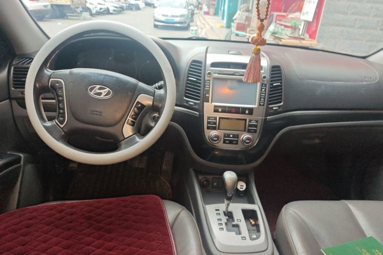 Used Hyundai Santa Fe Classic 2011 2.4 Ultimate Edition 7-Seater Two-Wheel Drive Center Console