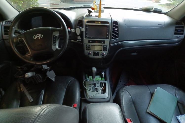Used Hyundai Santa Fe Classic 2011 2.4 Ultimate Edition 7-Seater Two-Wheel Drive Center Console