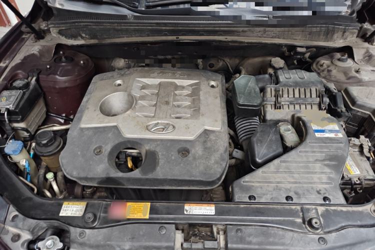 Used Hyundai Santa Fe Classic 2011 2.4 Comfort Edition 7-Seater Two-Wheel Drive Engine Bay