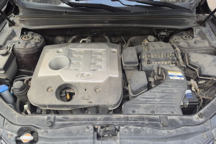 Used Hyundai Santa Fe Classic 2011 2.4 Comfort Edition 7-Seater Two-Wheel Drive Engine Bay