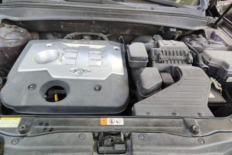 Used Hyundai Santa Fe Classic 2011 2.4 Comfort Edition 7-Seater Two-Wheel Drive Engine Bay