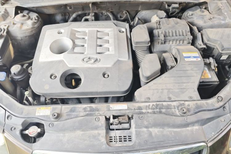 Used Hyundai Santa Fe Classic 2011 2.4 Ultimate Edition 7-Seater Two-Wheel Drive Engine Bay