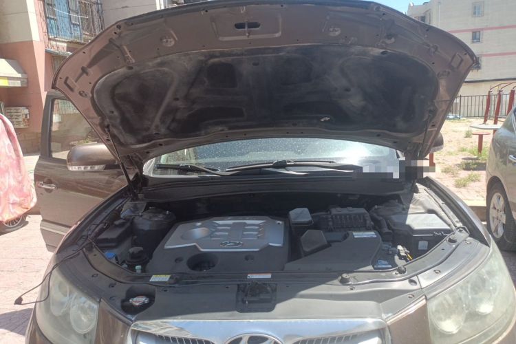 Used Hyundai Santa Fe Classic 2011 2.4 Ultimate Edition 7-Seater Two-Wheel Drive Engine Bay