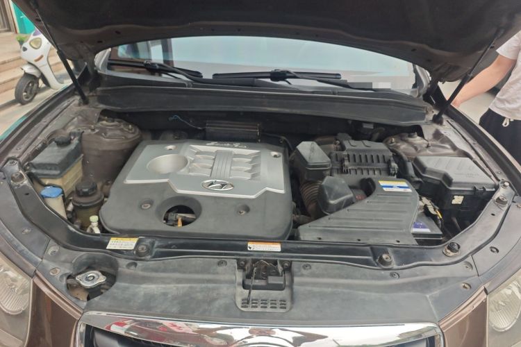 Used Hyundai Santa Fe Classic 2011 2.4 Ultimate Edition 7-Seater Two-Wheel Drive Engine Bay