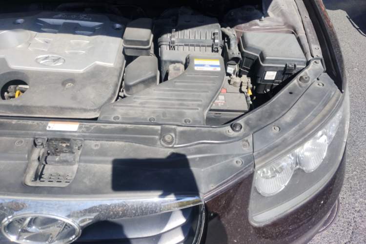 Used Hyundai Santa Fe Classic 2011 2.4 Comfort Edition 7-Seater Two-Wheel Drive Engine Bay Left