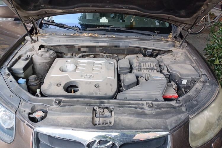 Used Hyundai Santa Fe Classic 2011 2.4 Ultimate Edition 7-Seater Two-Wheel Drive Engine Bay