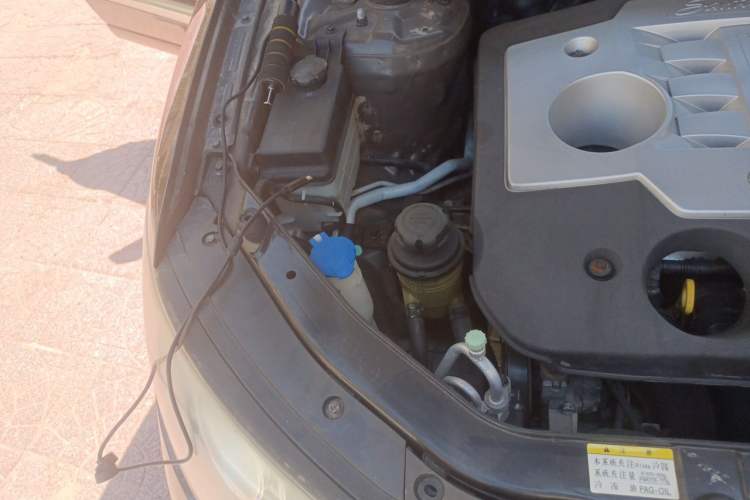 Used Hyundai Santa Fe Classic 2011 2.4 Ultimate Edition 7-Seater Two-Wheel Drive Engine Bay Right