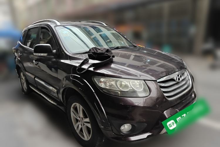 Used Hyundai Santa Fe Classic 2011 2.4 Comfort Edition 7-Seater Two-Wheel Drive Front Right 45 Deg
